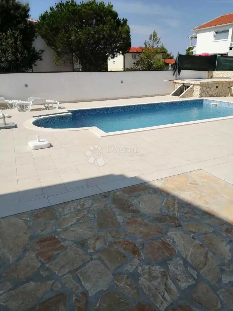 kuća na viru s bazenom i apartmanima - 698m2 - slika 2
