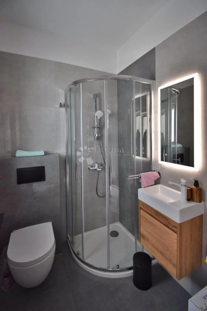 prilika - dva stana + kategorizirani studio apartman! - slika 29