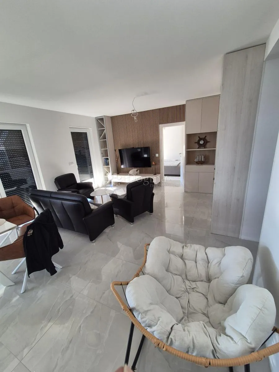 višestanbena kuća s 11 apartmana - slika 39
