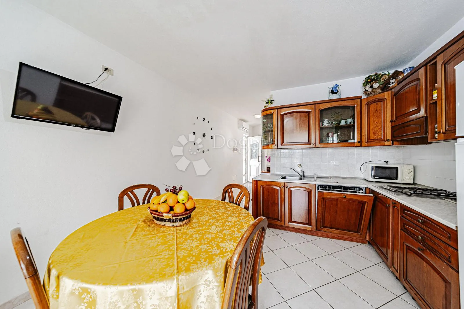 prvi red do mora: samoodrživa apartmanska vila s uhodanim poslovanjem – vela luka, korčula - slika 102