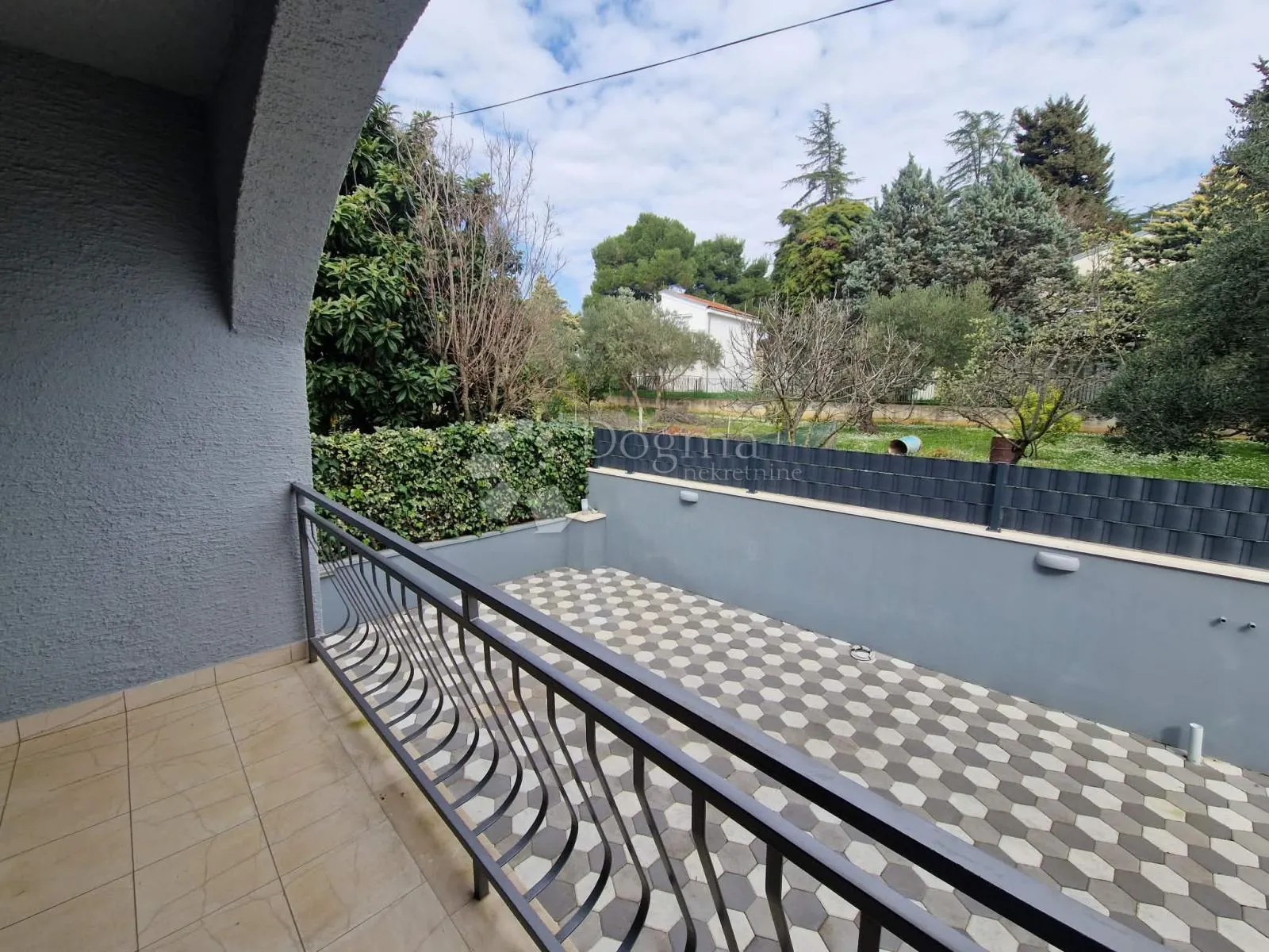 kuća s 4 apartmana - drugi red od mora - slika 89