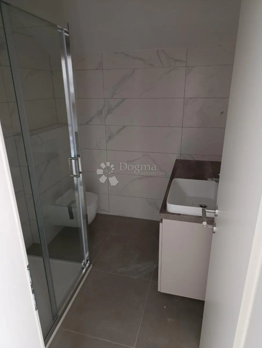 prostrani apartman u mandrama - slika 16