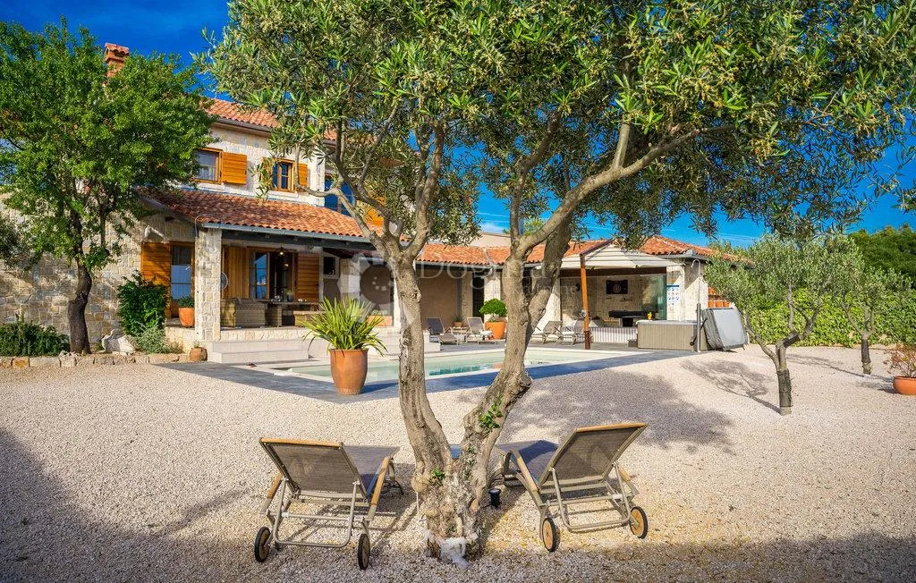 mediteranski raj u okolici šibenika - luksuzna vila na osami - slika 18