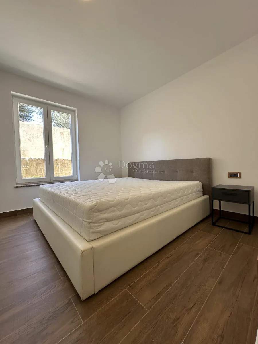 moderan dvosobni stan 15 m od mora - umag - slika 10