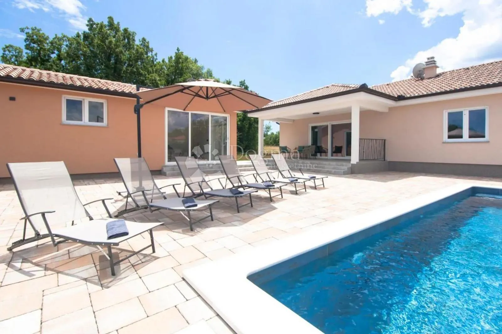 villa sa bazenom, konobom i 3800m2 okućnice - slika 34