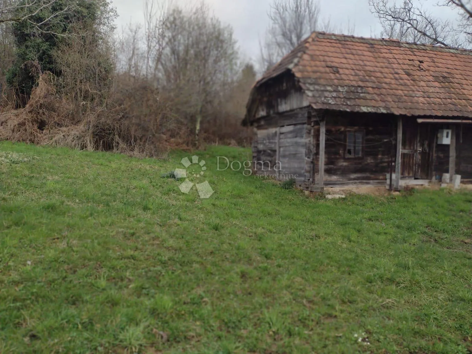 romantična kućica u blizini potoka - slika 15