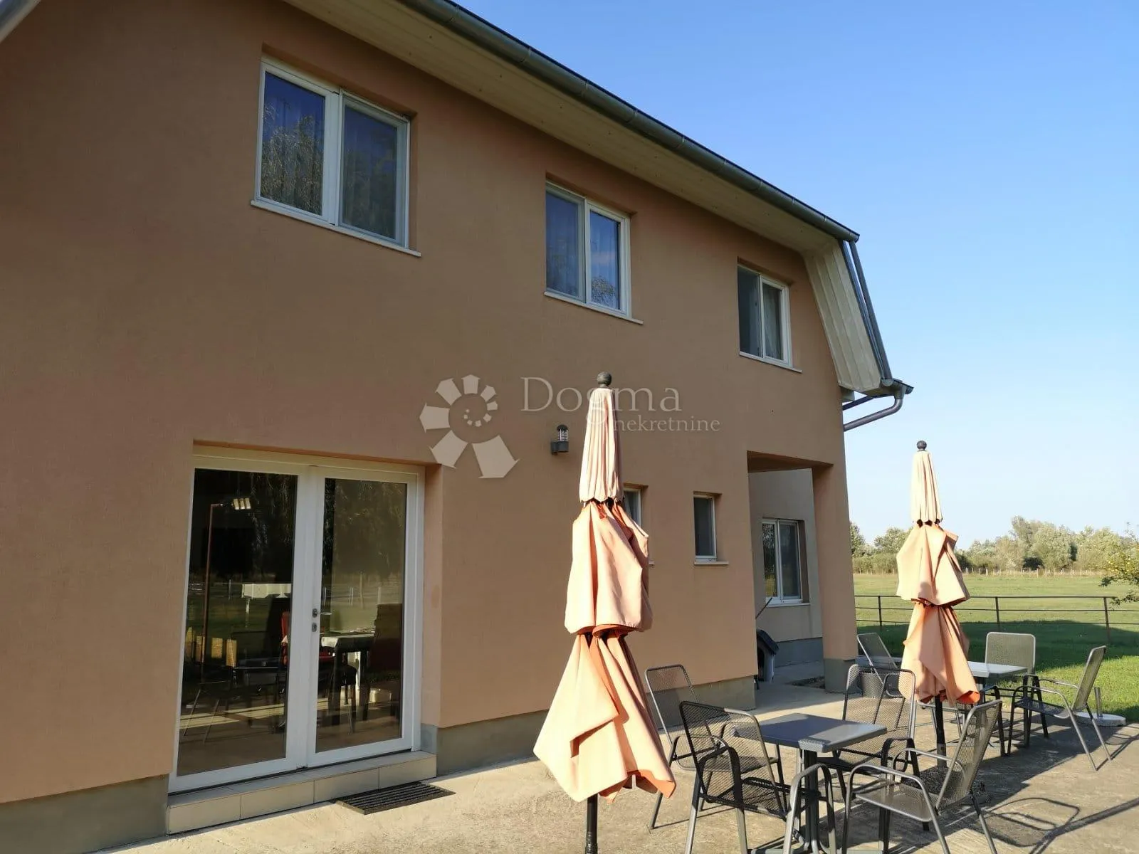 pansion i konjički klub s apartmanima i restoranom - slika 3
