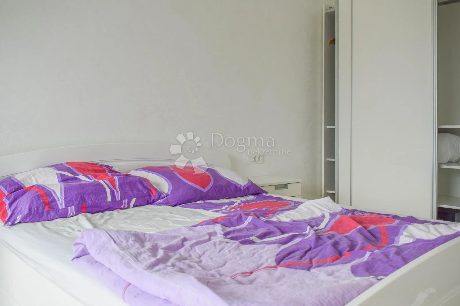 poreč, luksuzna vila s 3 stana i otvorenim pogledom na more - slika 10