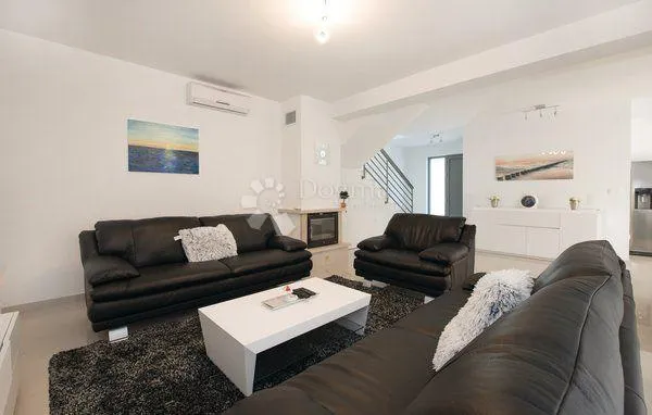 stivašnica- villa s bazenom na top lokaciji - slika 23