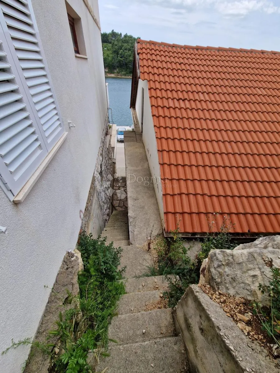 kuća sa poslovnim prostorom- prvi red uz more - slika 8