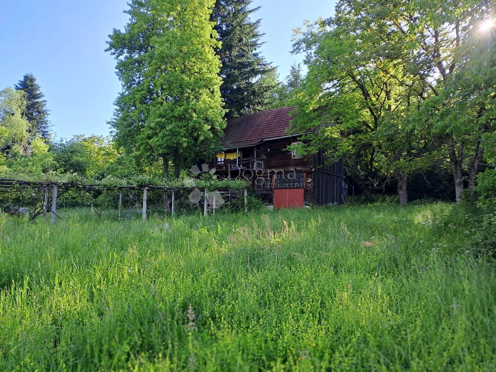 drvena vikendica na kat - slika 3