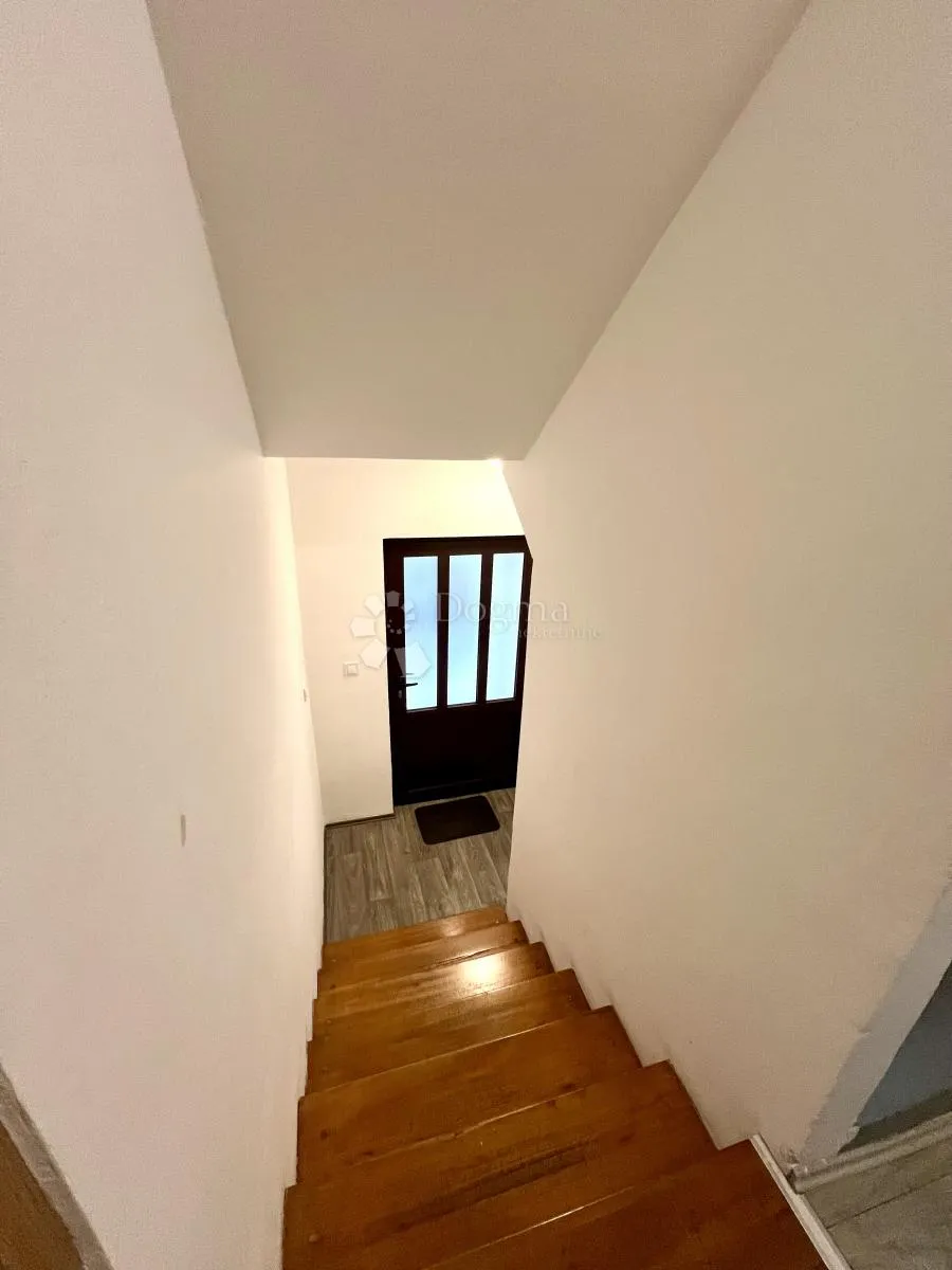trosoban stan u rovinju - blizina plaže cuvi - slika 19