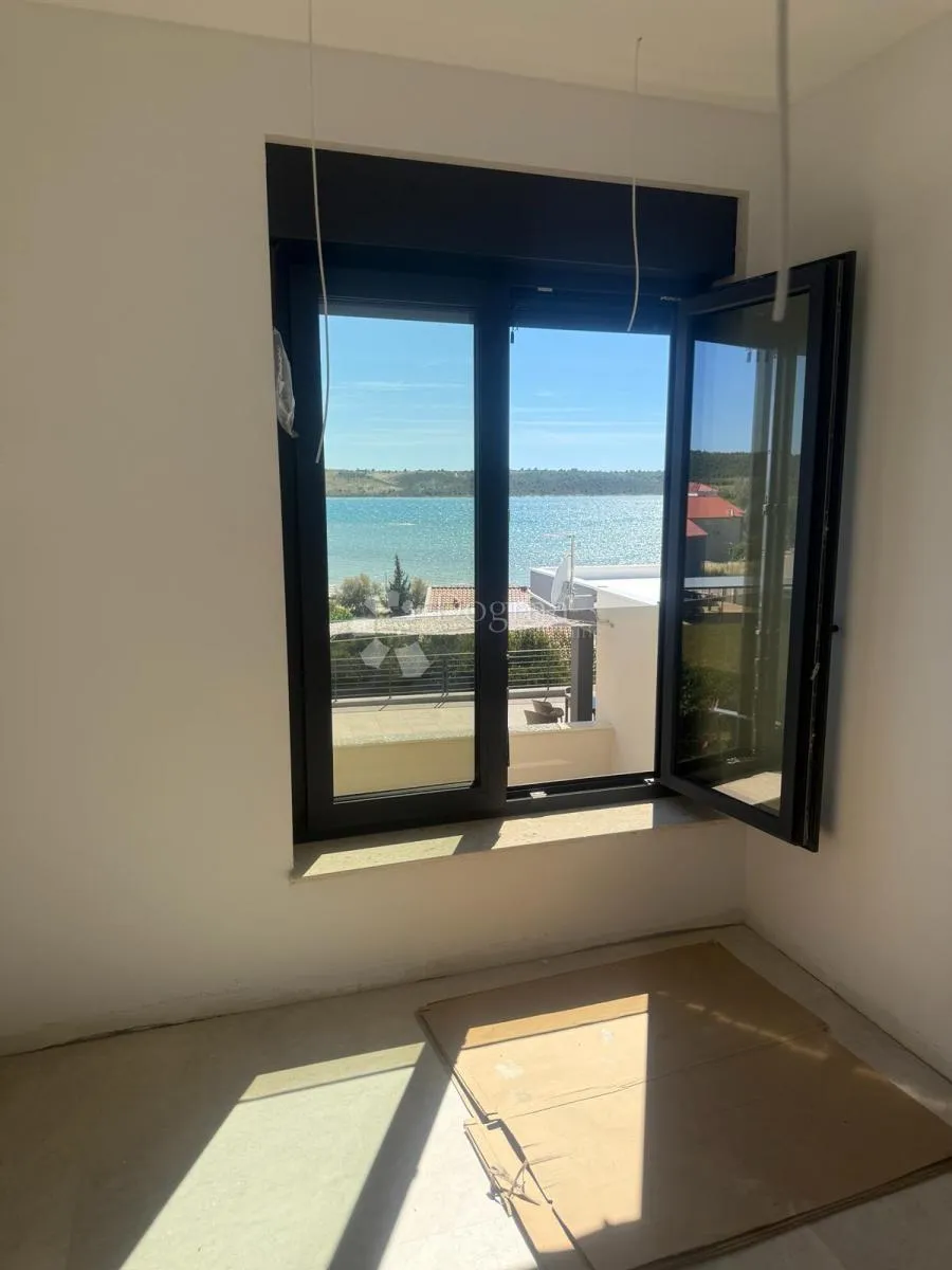 ekskluzivni penthouse uz more, terasa 120 m² - slika 1