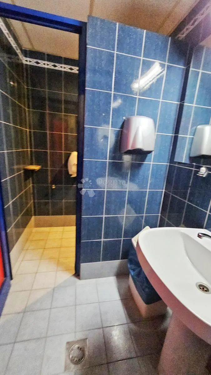 buje, ugostiteljski objekt u centru - slika 16
