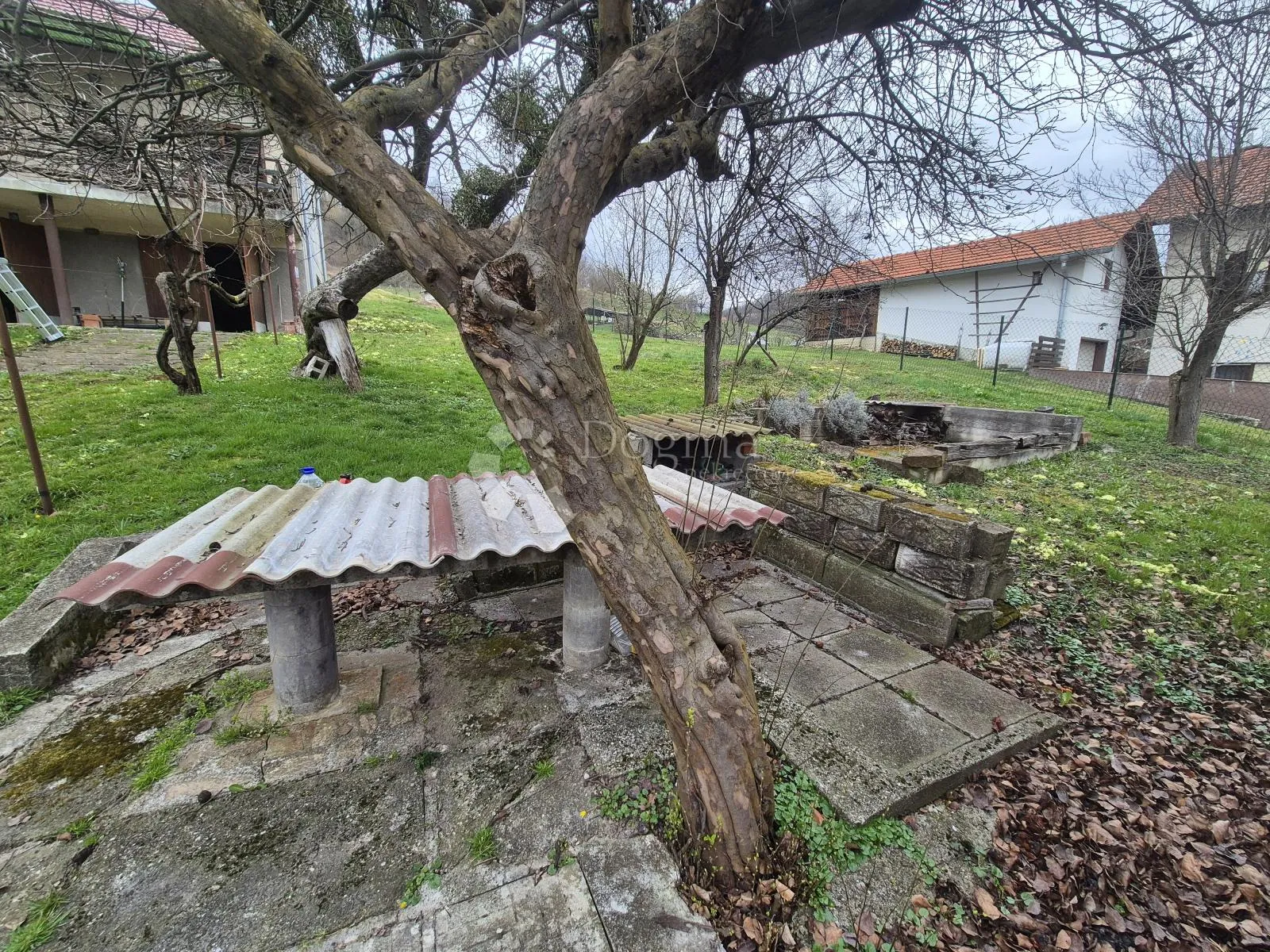 kvalitetna obiteljska kuća nadomak centra desinića - slika 12