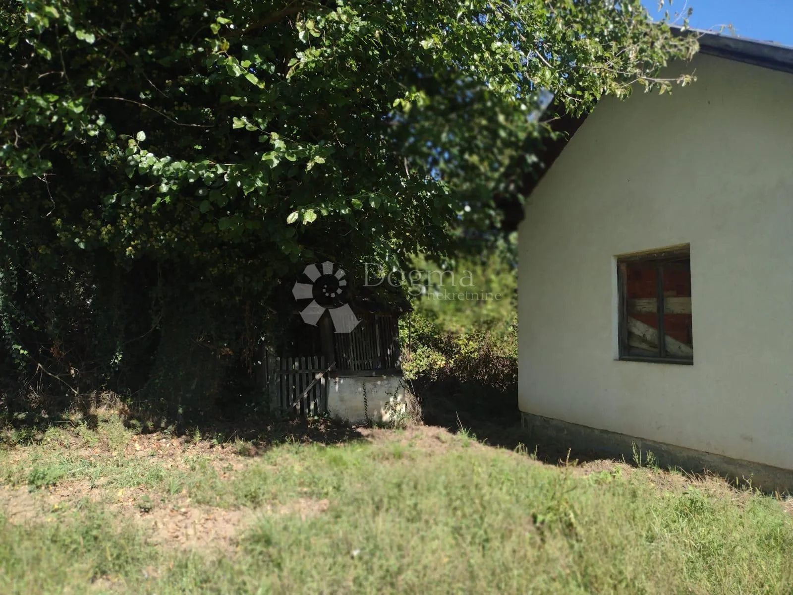 sunčan i uredan posjed u gradu duhova - slika 15