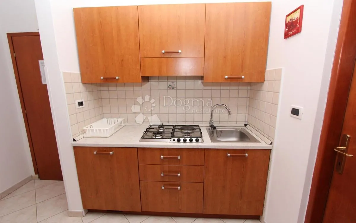 kuća sa apartmanima - slika 8