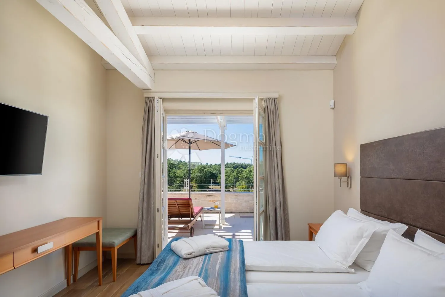 otmjena villa sa bazenom na lijepoj lokaciji - slika 21