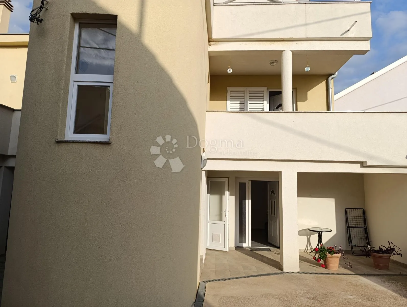 ljubač - kuća s pet stambenih jedinica - slika 22