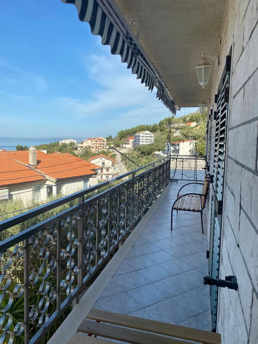 kuća sa tri stana i pogledom na more - slika 6