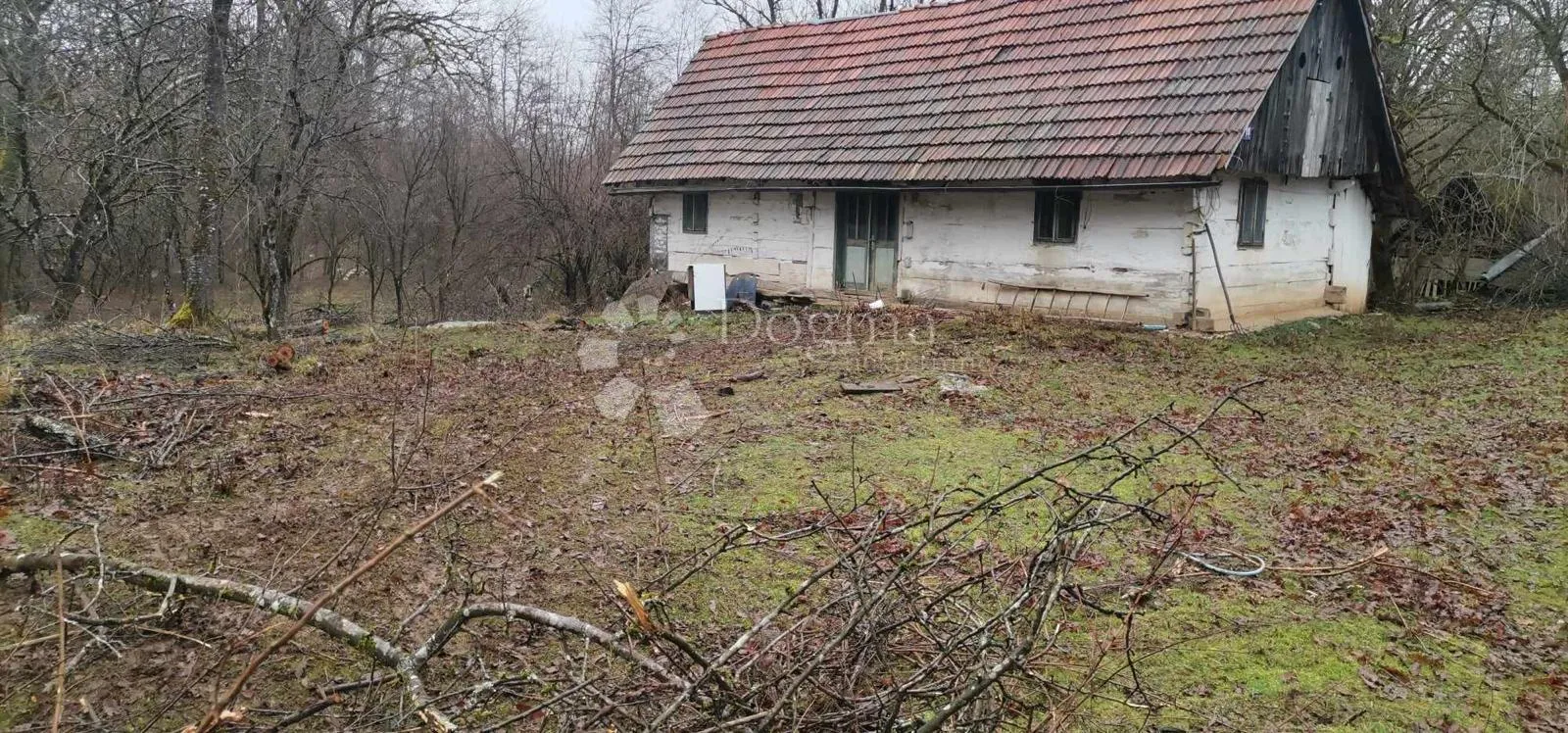 zemljište u tounju sa drvenim starinama - slika 5
