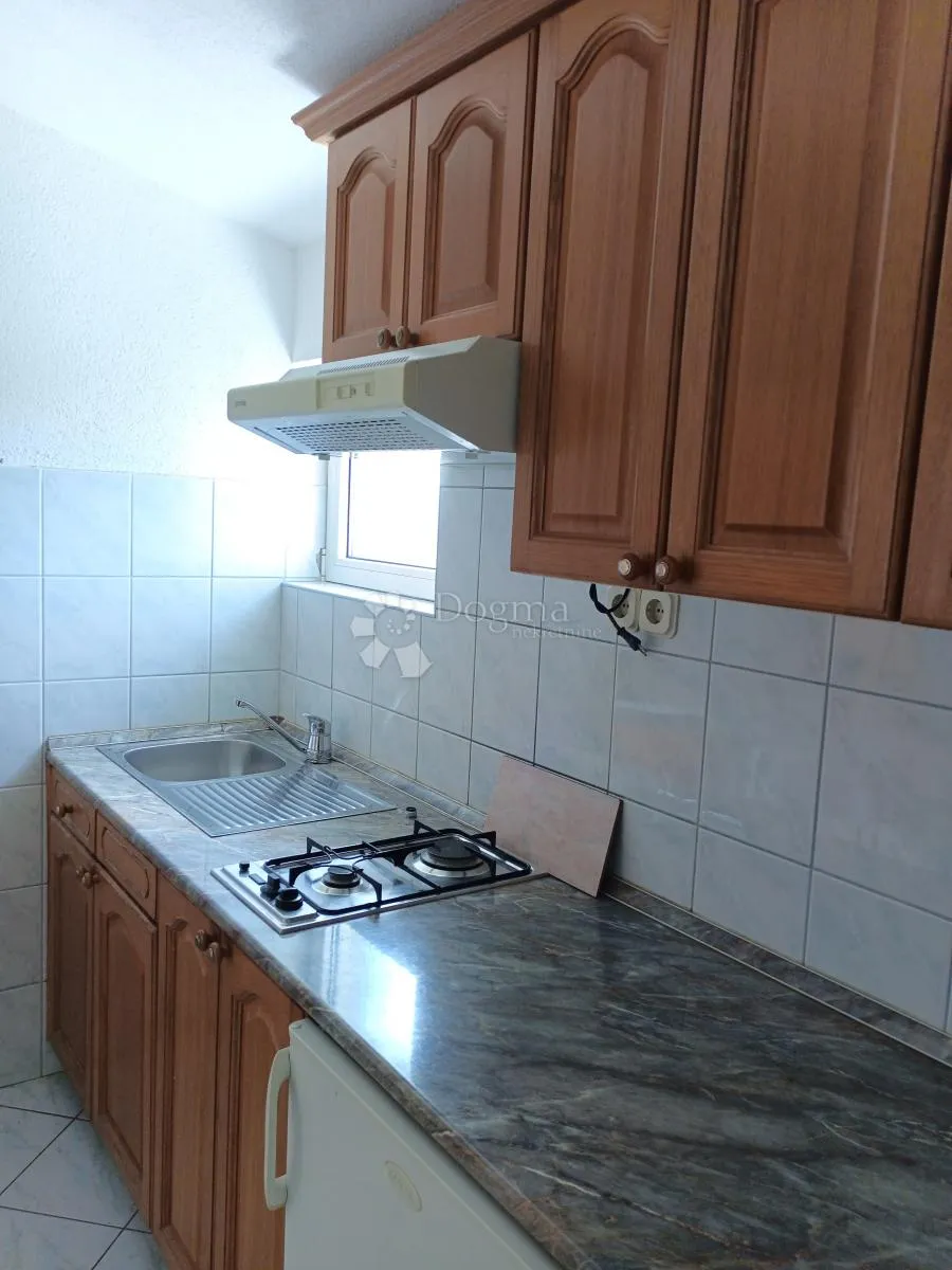 vodice prekrasna kuća sa 9 apartmana 100 metara od mora - slika 31