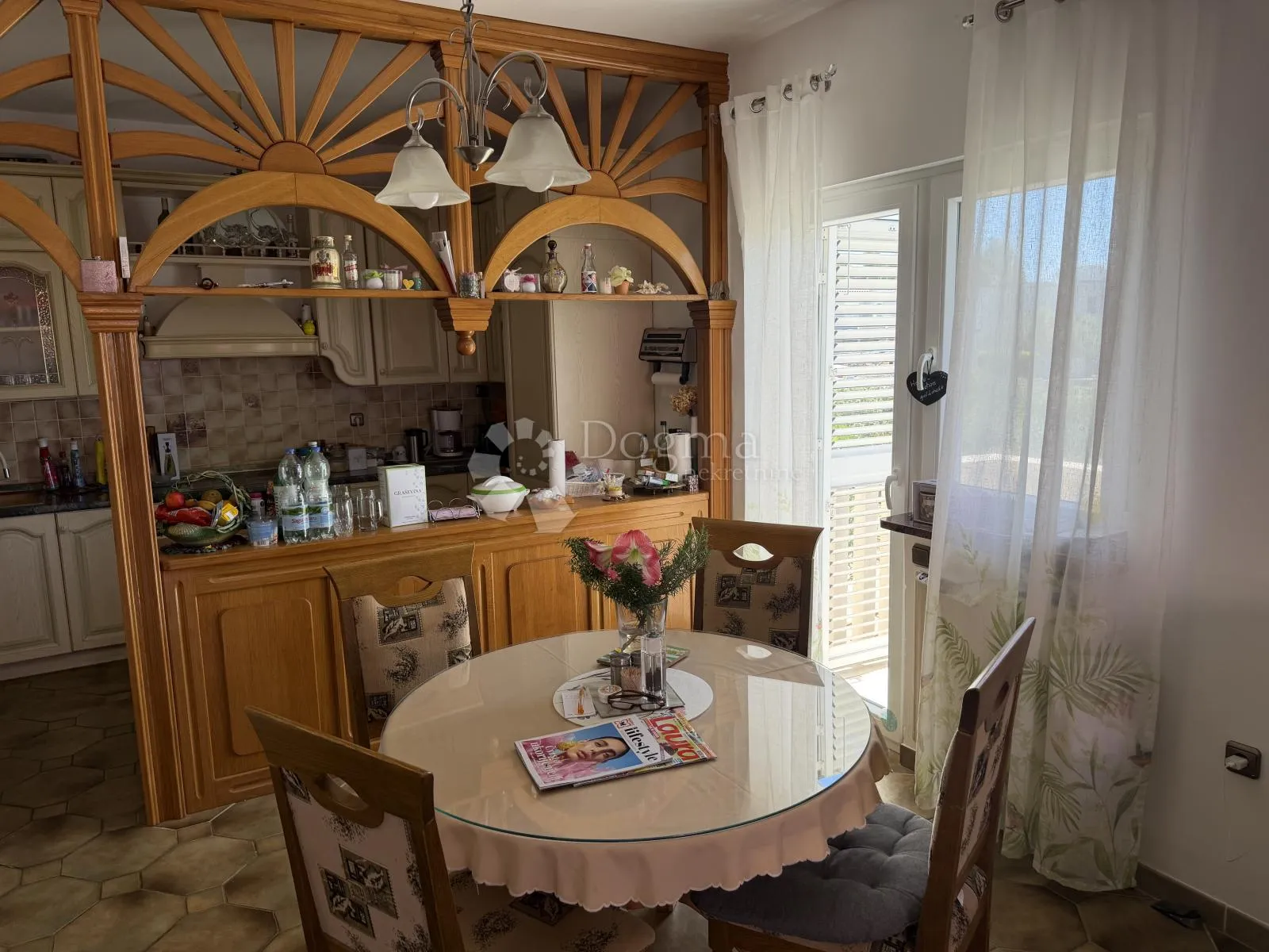 prilika u brodarici- kuća blizu mora, s 6 apartmana i 3-sobnim stanom!! - slika 31