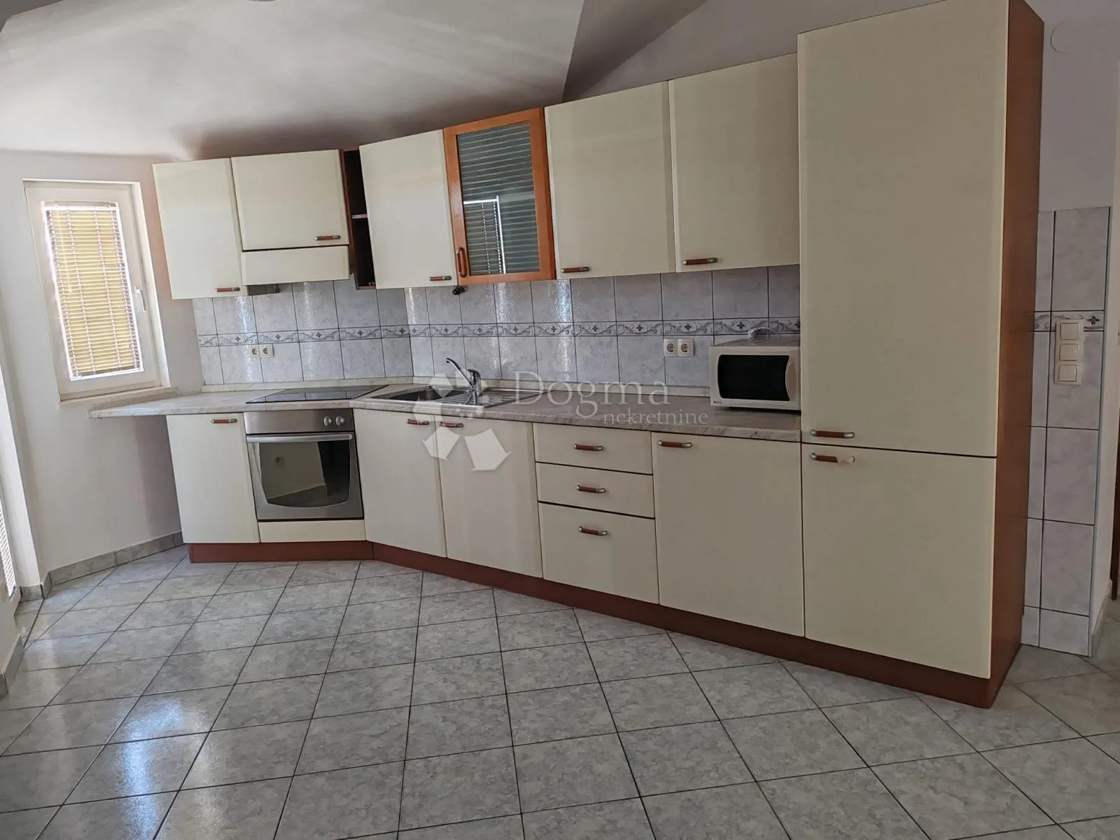 zatoglav - kuća nadomak mora sa 7 apartmana i poslovnim prostorom - slika 21