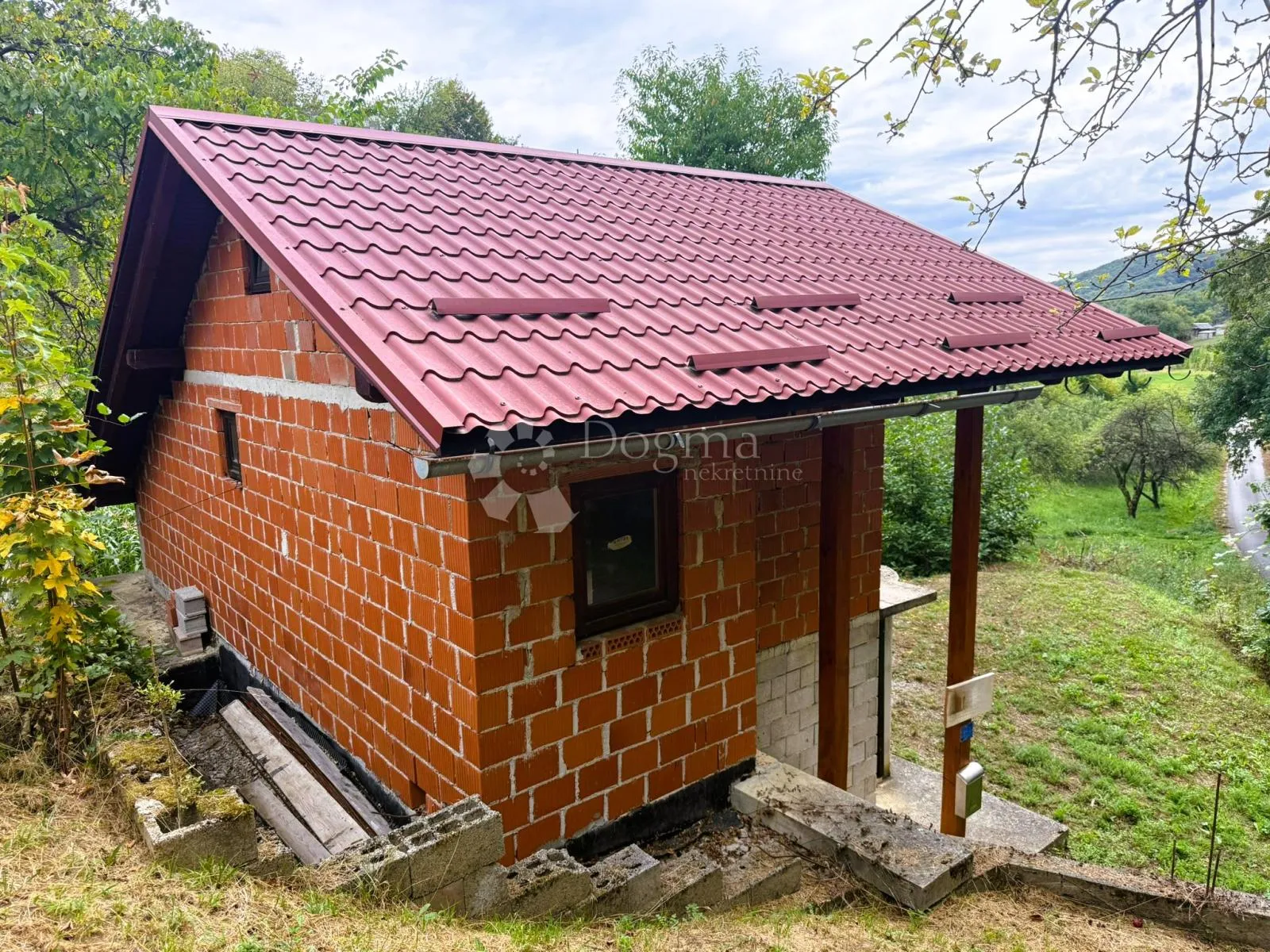topao dom ili vikendica u prirodi - slika 3