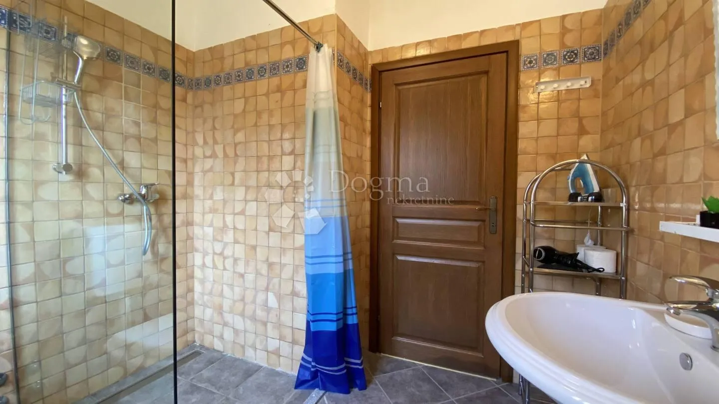 prekrasna vila s bazenom – idealna prilika za investiciju! - slika 13
