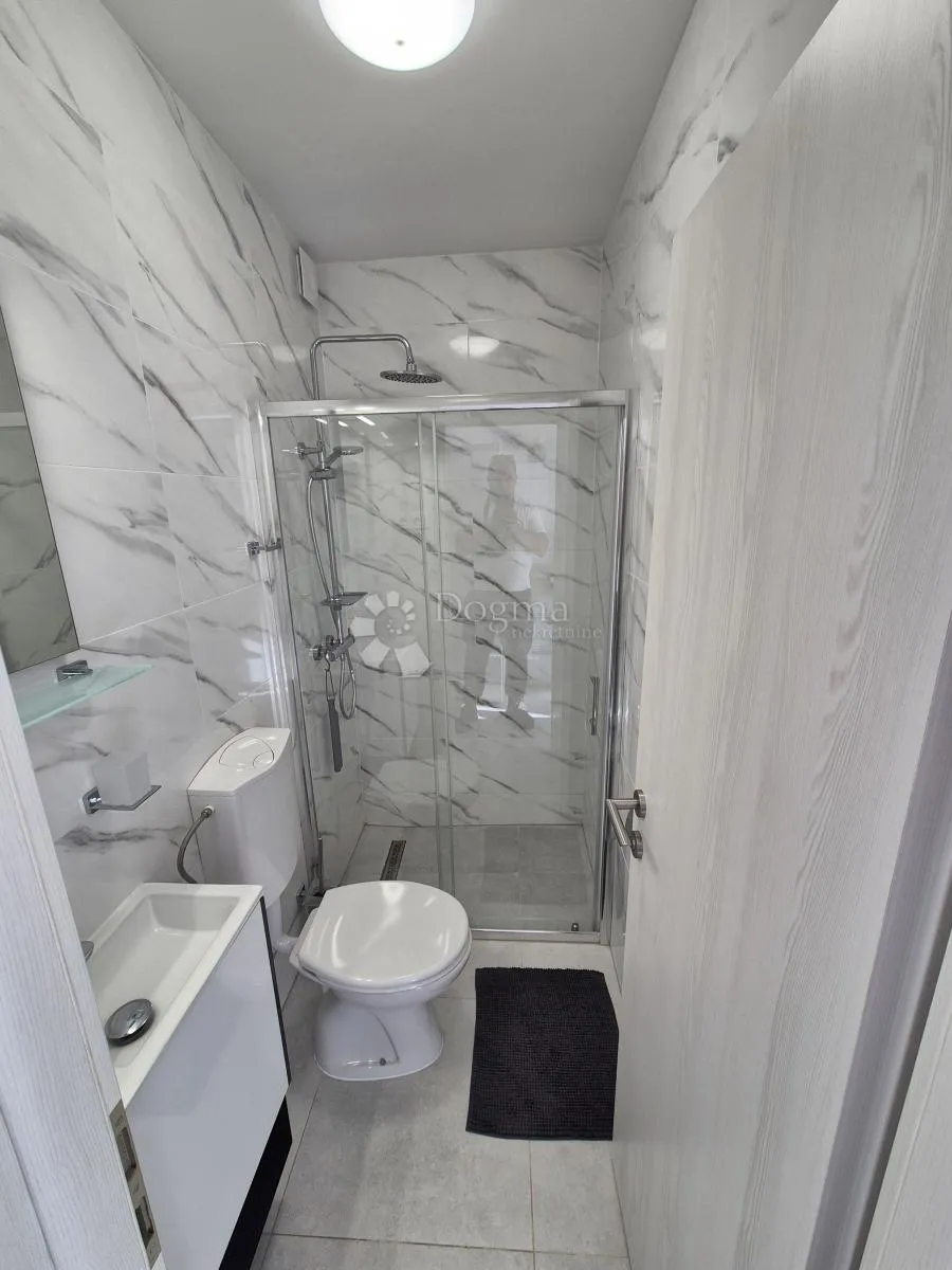 višestanbena kuća s 11 apartmana - slika 22