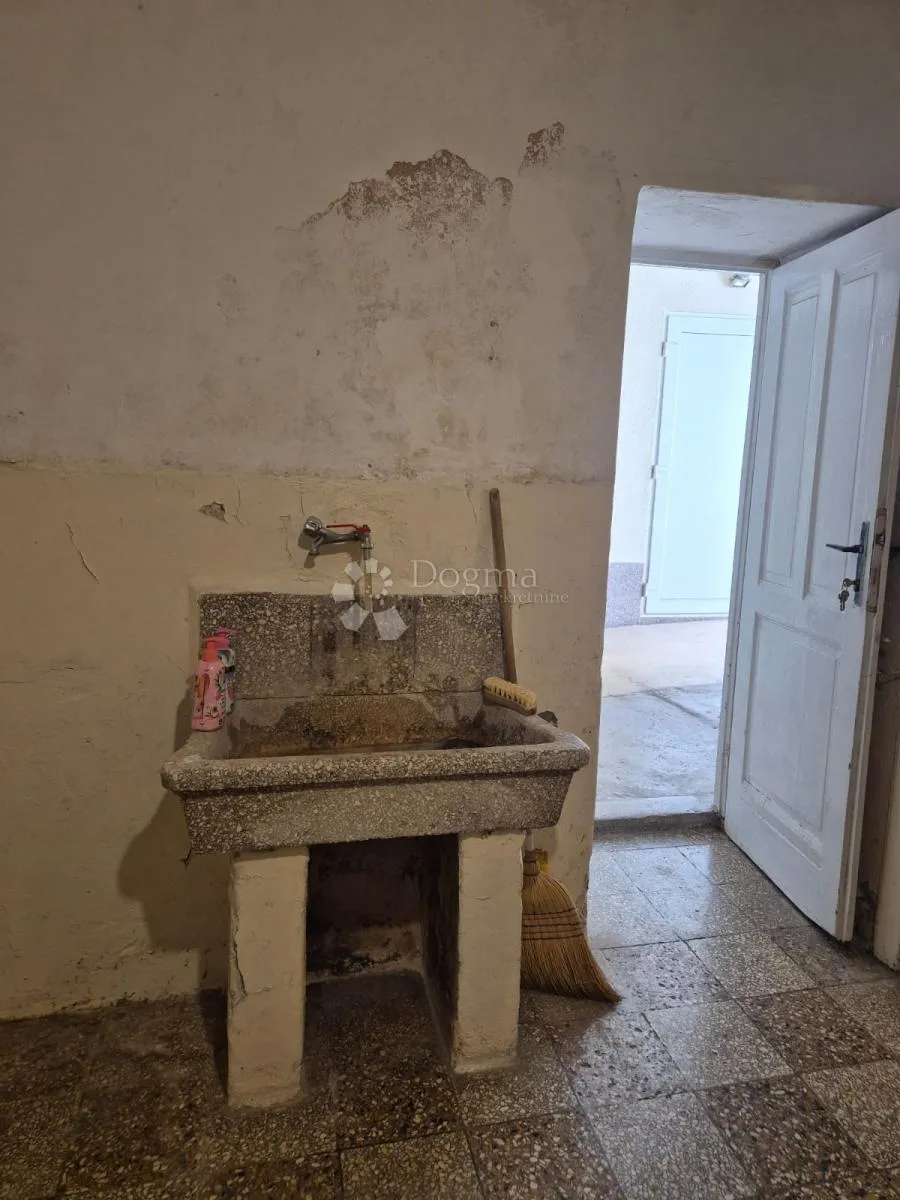posebna kamena kuća za adaptaciju na odličnoj lokaciji 50 metara do mora - slika 4