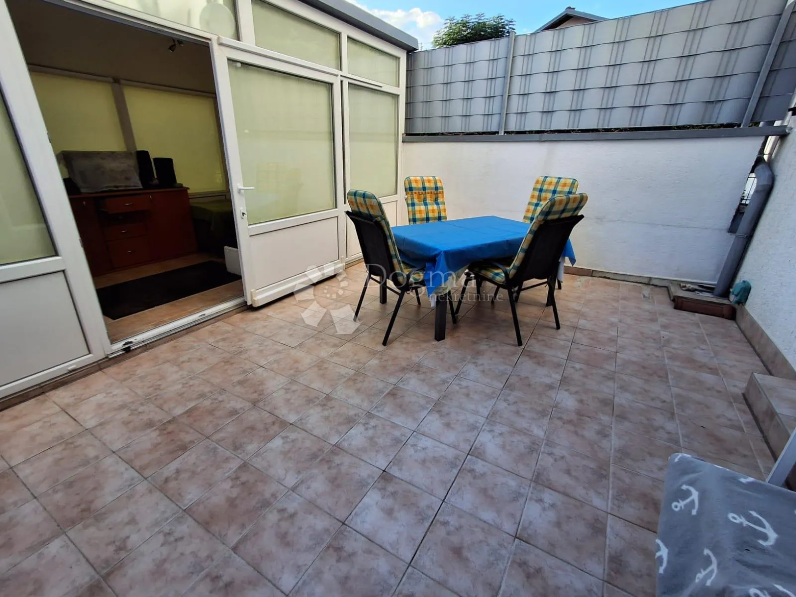 samo kod nas!! lijepo uređeni apartman sa terasom u barbatu - slika 17