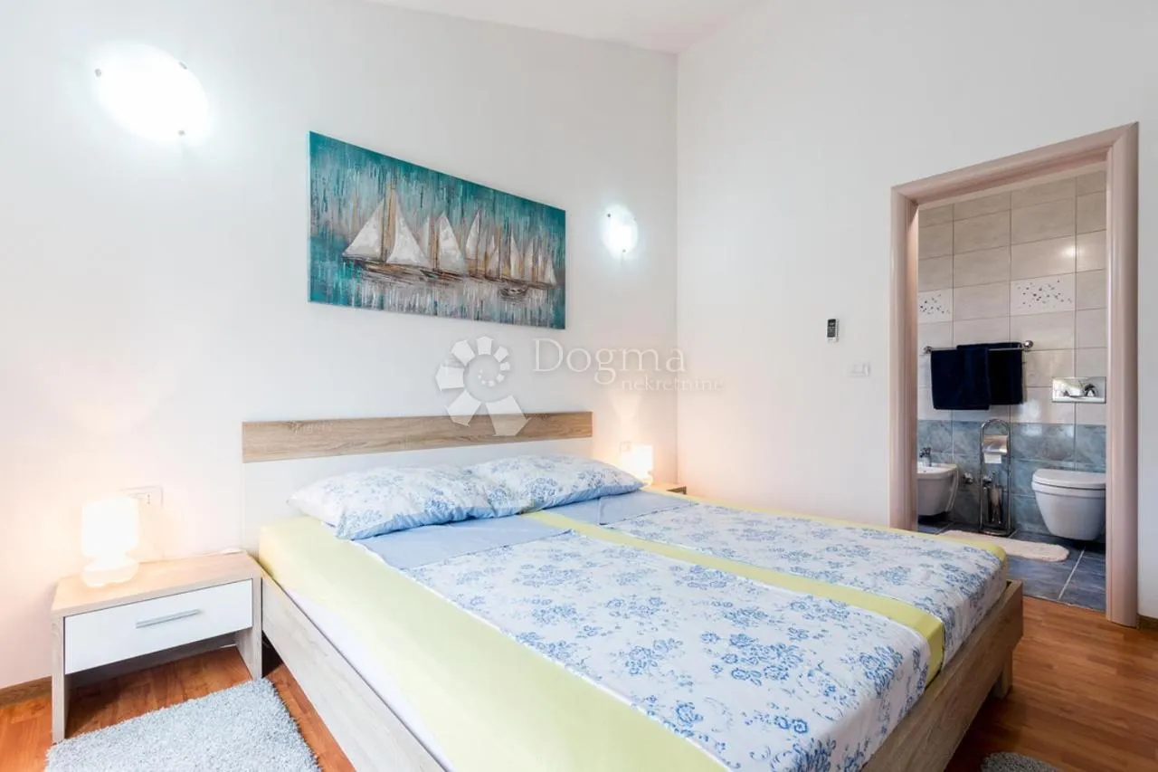vila sa bazenom na mirnoj lokaciji - slika 27