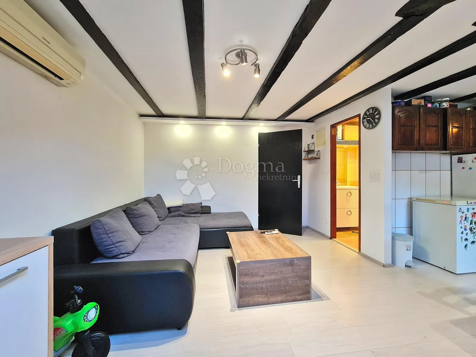 tri apartmana u srcu grada - slika 16