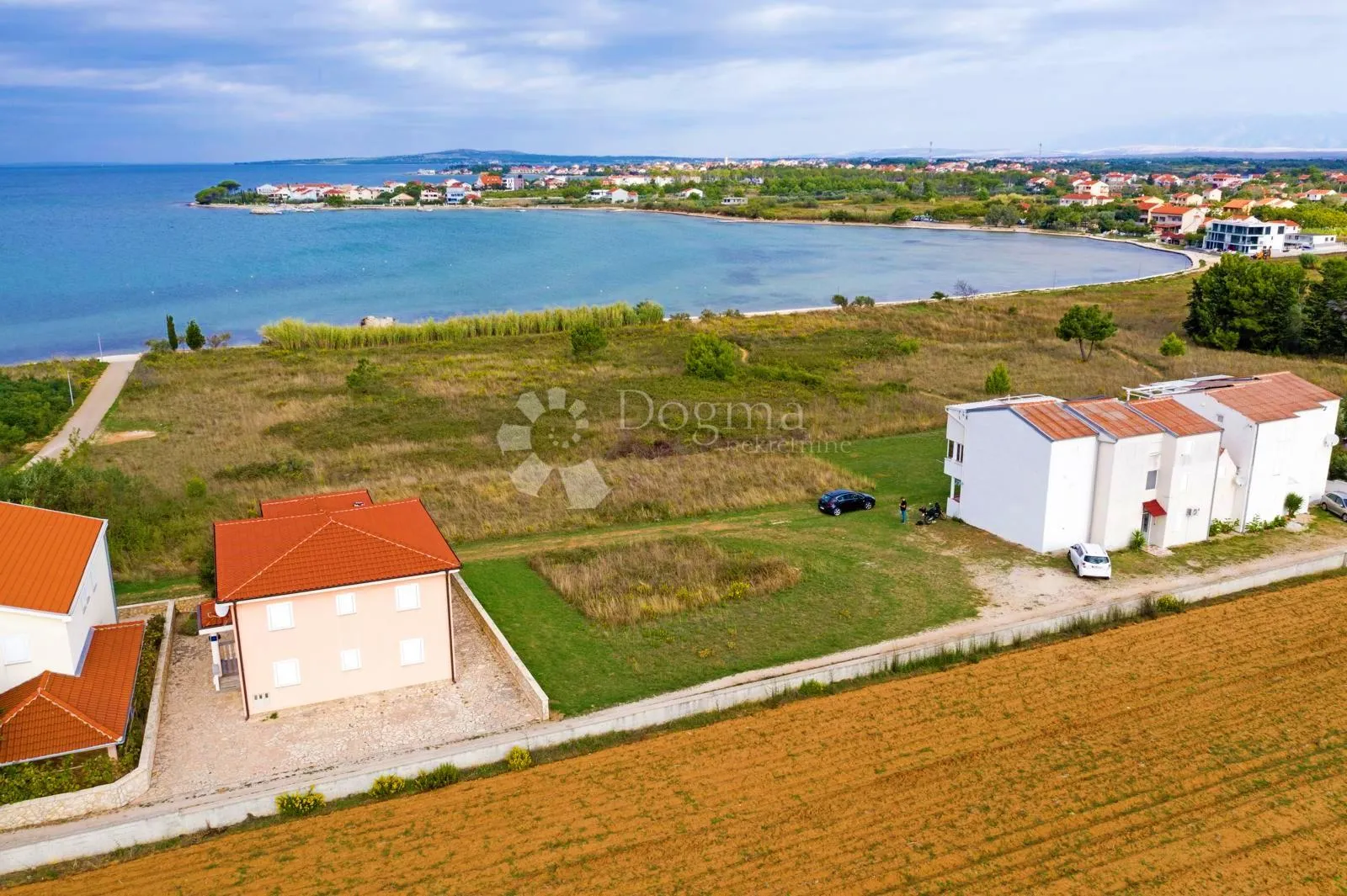 EKSKLUZIVNA PRILIKA – Građevinsko zemljište 654 m² u drugom redu od mora | Privlaka, Zadar