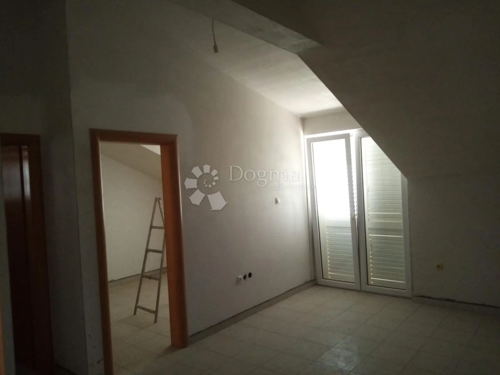 ekskluzivni objekat sa poslovnim prostorima, stanom i 8 apartmana - slika 17