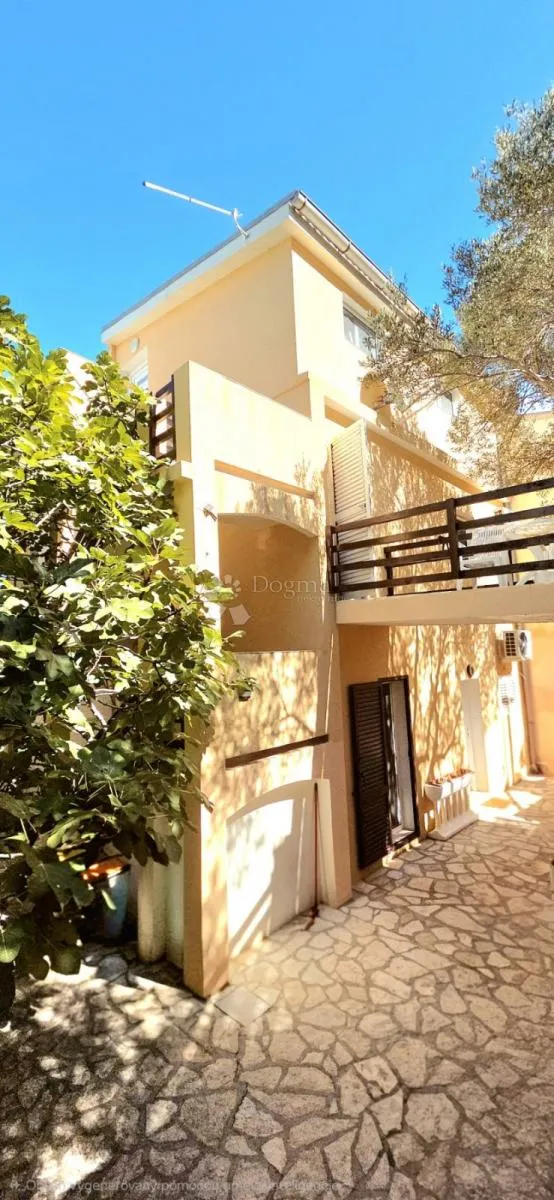 otok pag kuća sa 4 apartmana - slika 12