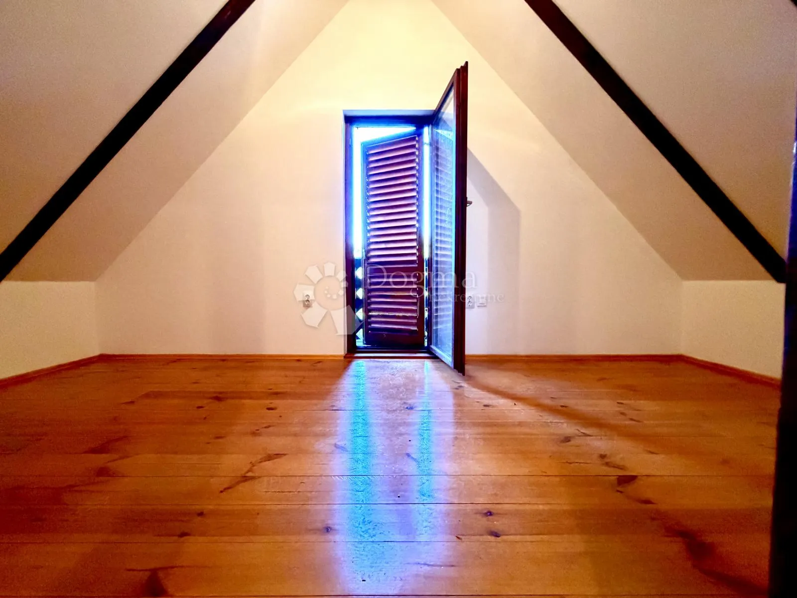 sunger, samostojeća kuća u vikend naselju - slika 10