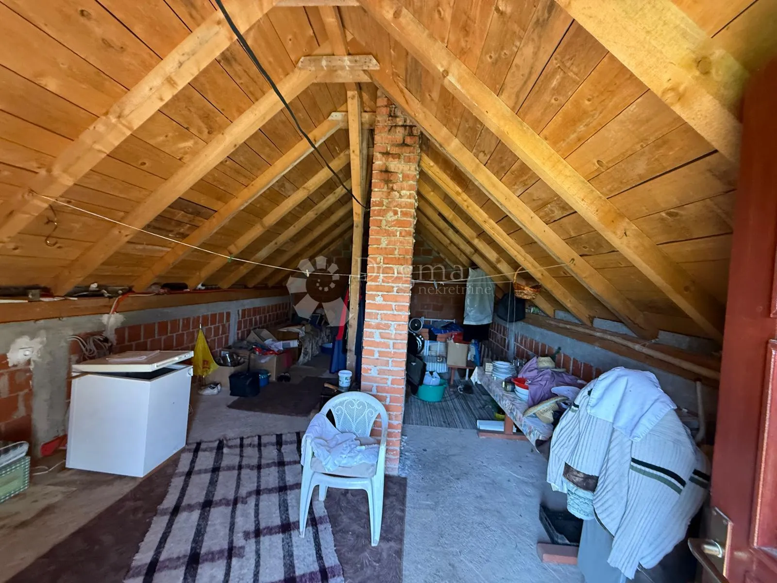 kuća s uređenim dvorištem 2088 m2 , 70% izgradivosti - slika 8