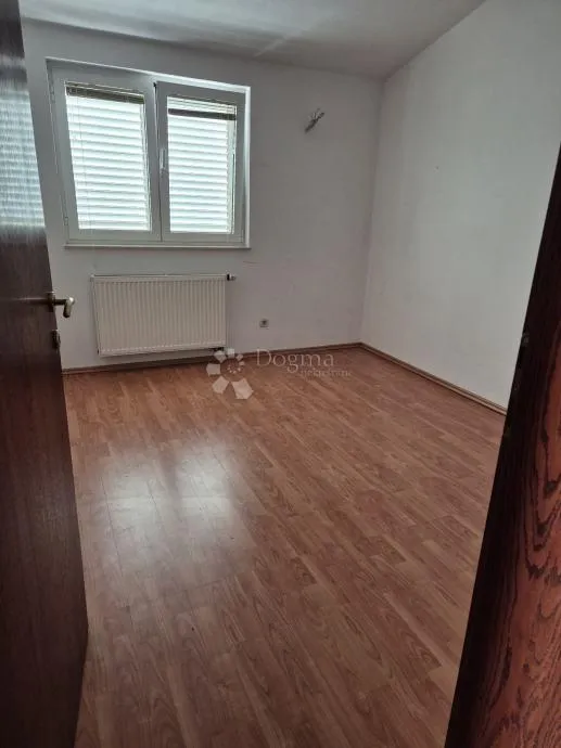 trosoban komforan stan s pogledom na more u segetu donjem! trogir - slika 6