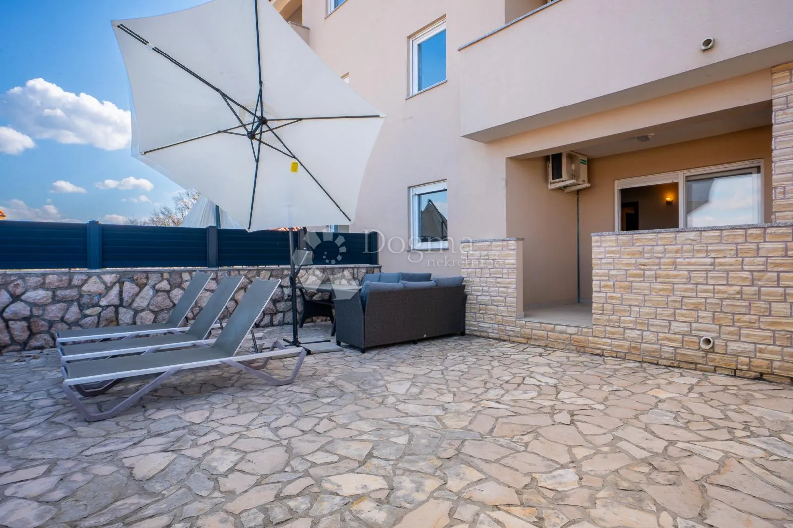 klimno, apartman na samo 250m od mora s okućnicom - slika 8
