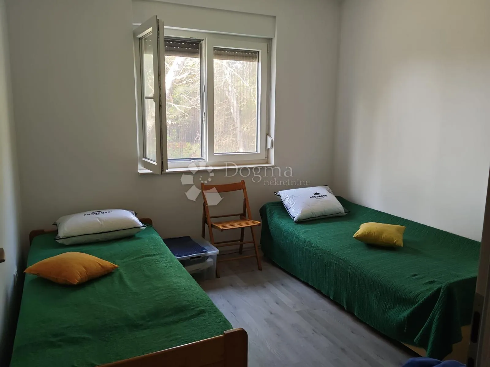 atraktivni trosoban stan s prostranim dvorištem i dva parkirna mjesta – otok vir - slika 6