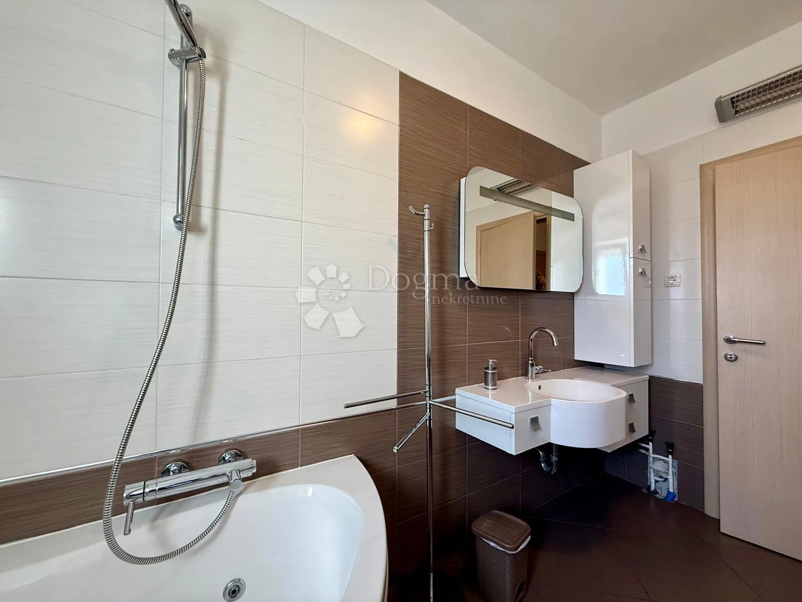 prostran dvosoban stan, 90 m²– pula - slika 10