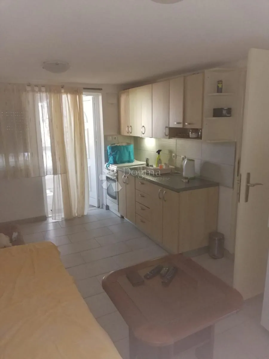 kuća blizu mora sa tri stana - slika 15