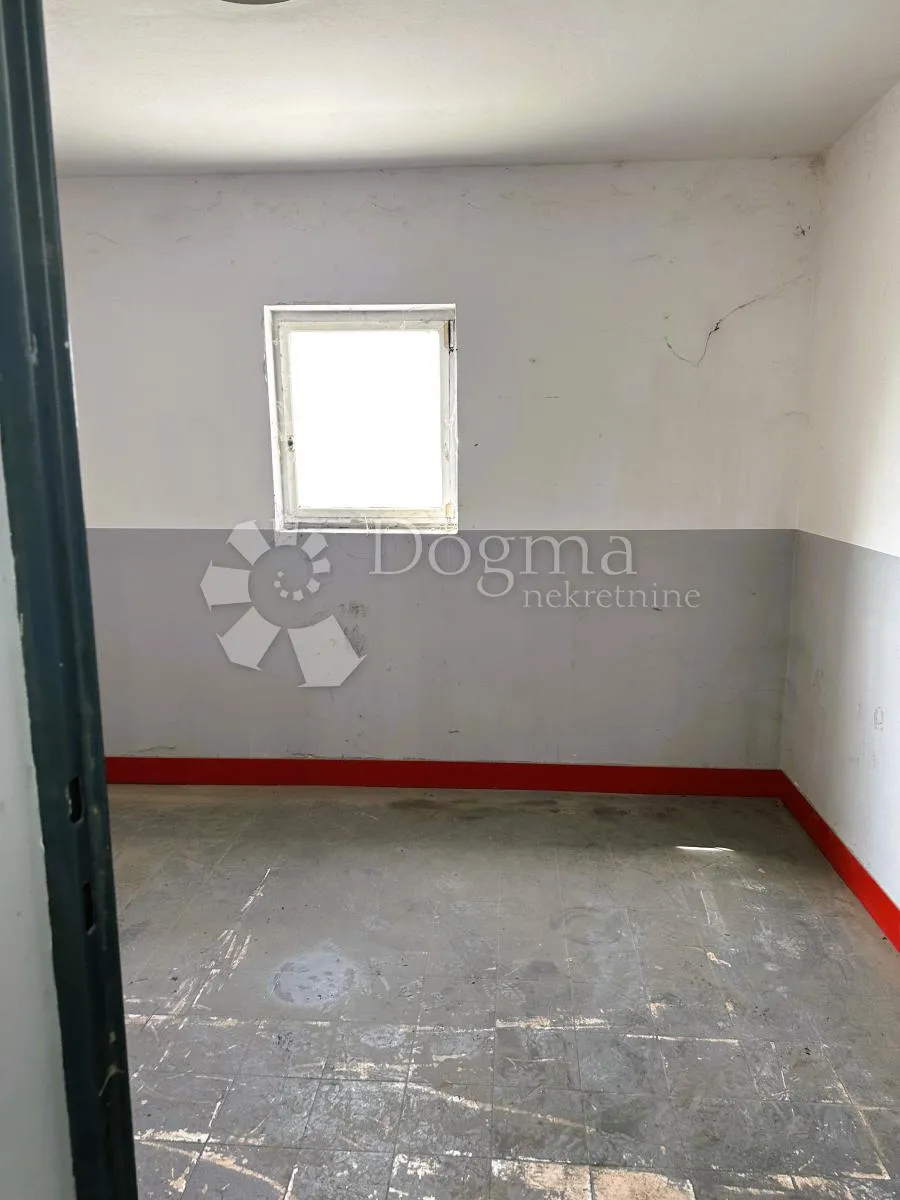 kuća s poslovnim prostorom pogodna za smještaj većeg broja ljudi - slika 43
