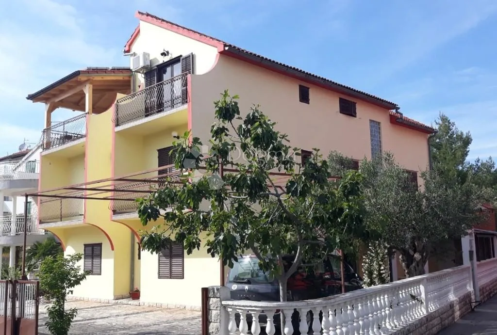 prekrasna kuća vodice - slika 1