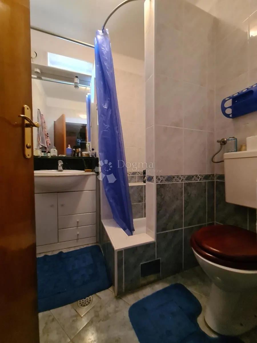vila s bazenom i teniskim terenom - slika 16