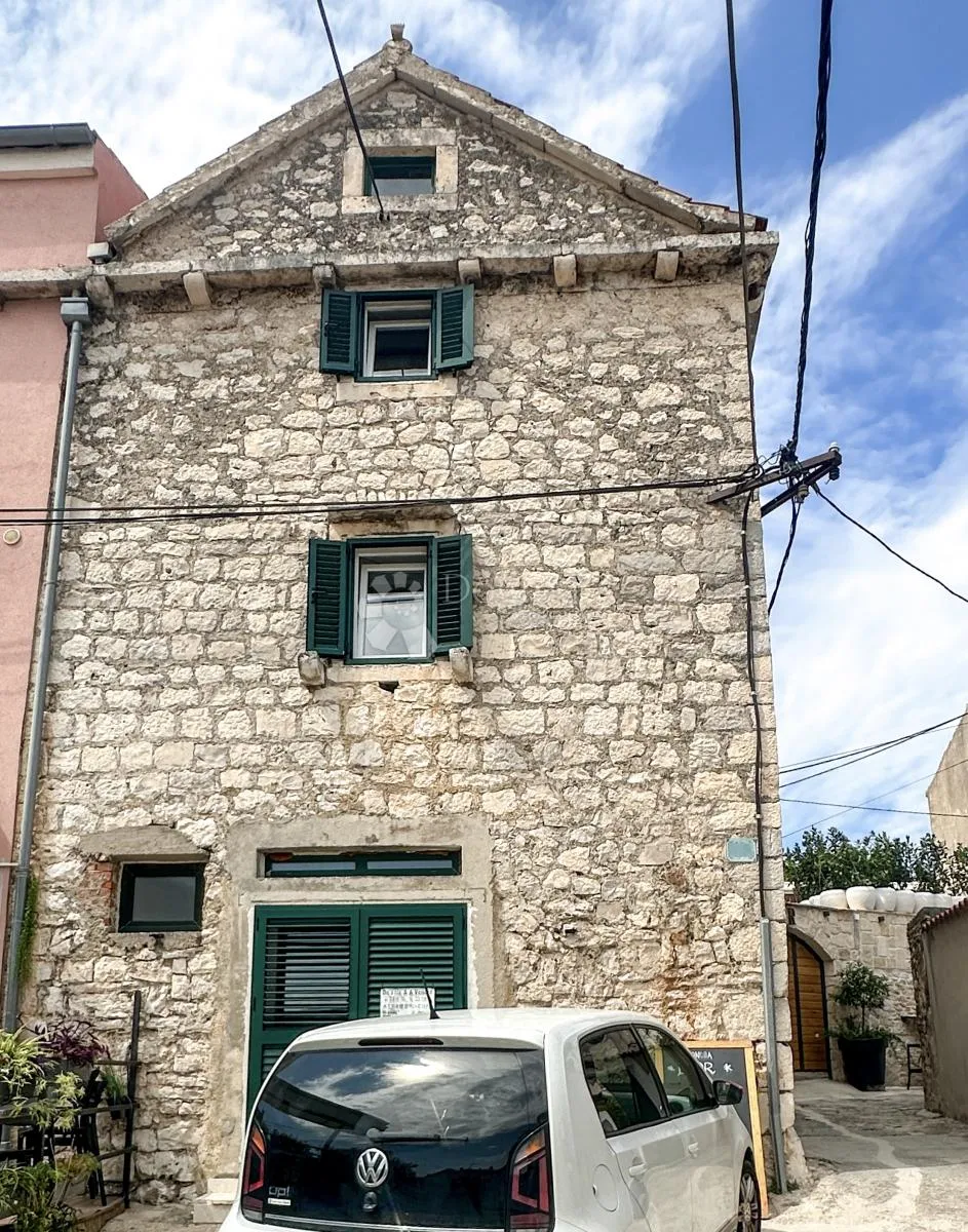 renovirana kamena kuća u srcu primoštena, 150 m2 - slika 1