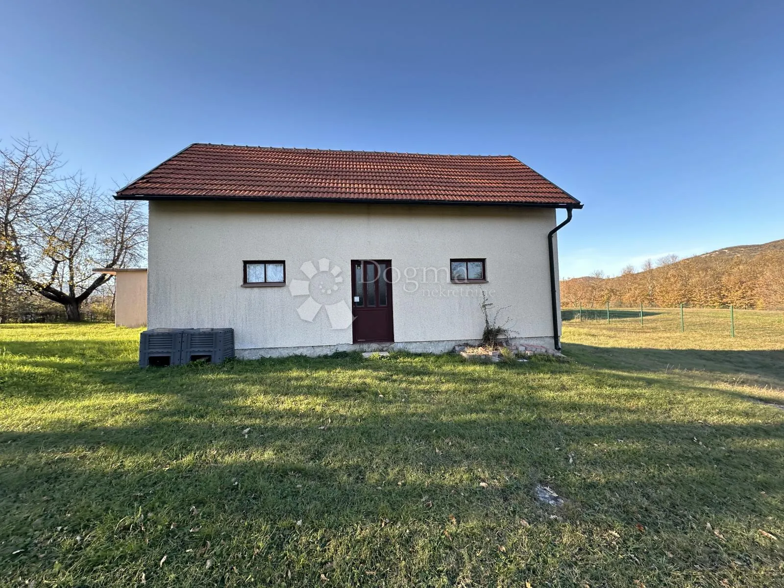 ličko cerje kuća sa 2 pomoćna objekta + 10000m2 zemljišta - slika 13